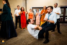 At Cascina Zizzanorre in Cassano Brianza, two guests humorously pretend to row a canoe during the dances.